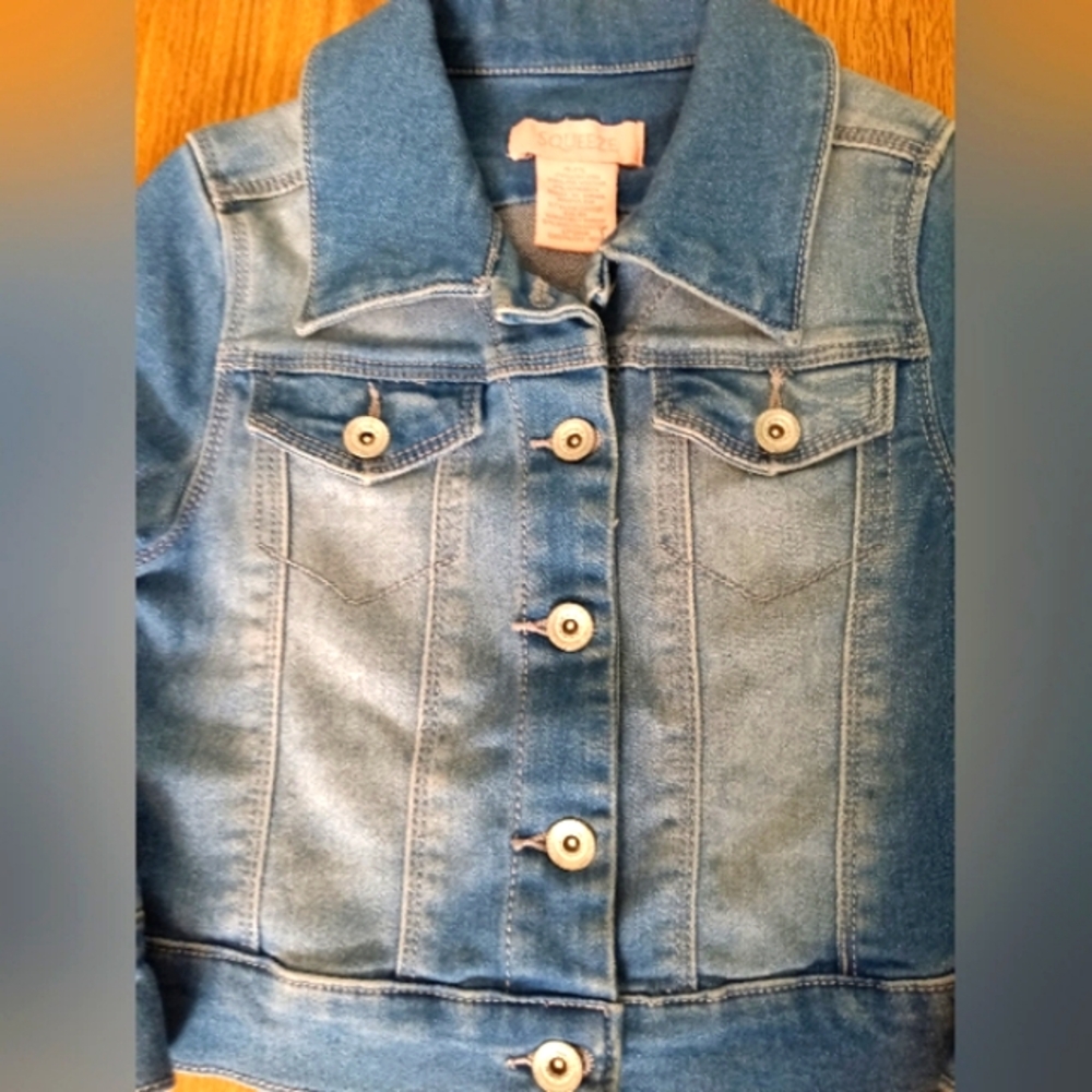 Denim Light washed jean jacket Girls Size 4/5 by Squeeze - Picture 2 of 4
